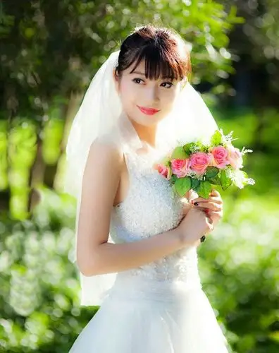 外景下的纯洁美丽唯美开心新娘子