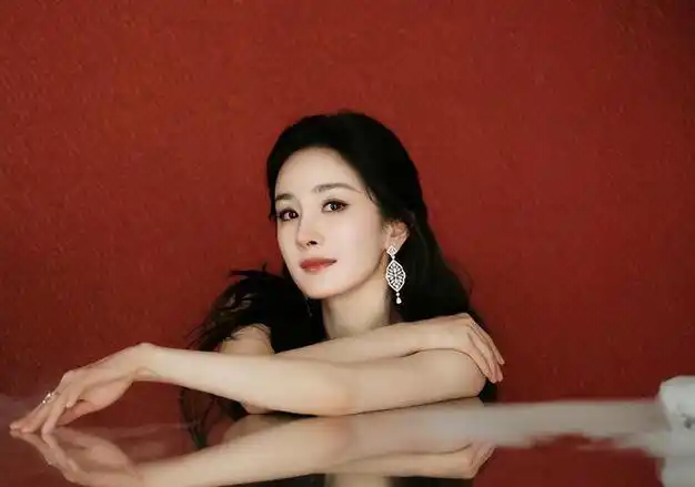 超养眼杨幂黑色吊带礼服写真