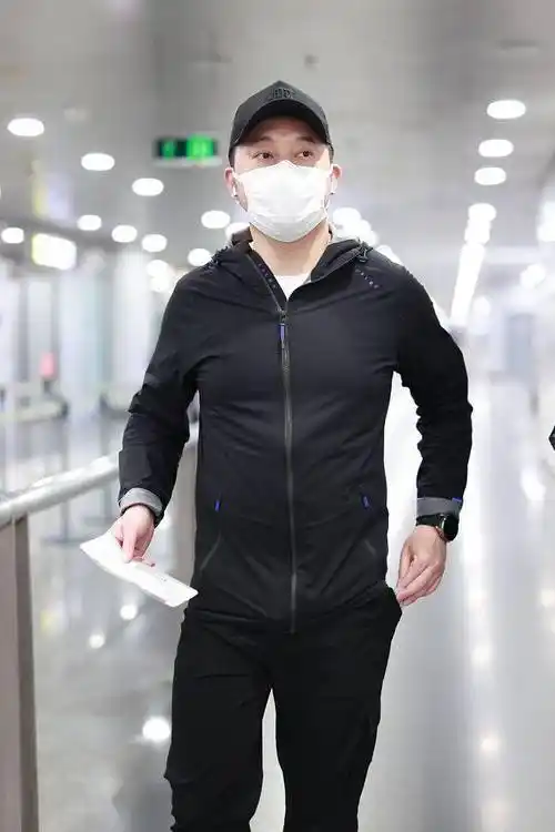 沙溢身穿黑色运动套装戴棒球帽利落减龄