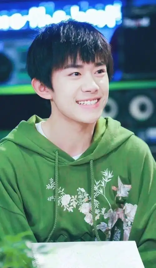 易烊千玺高清图片:笑起来很好看的梨涡少年