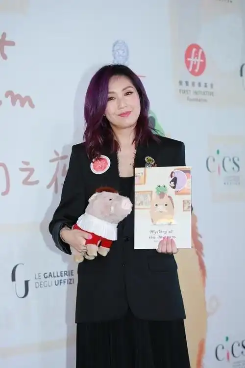 杨千嬅再也不像郑秀文了穿衣成熟好高级染黑发看着真不习惯