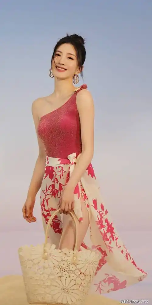 江疏影罕见秀身材,身穿火龙果泳装,满满的夏日风情_泳衣_魅力_气质