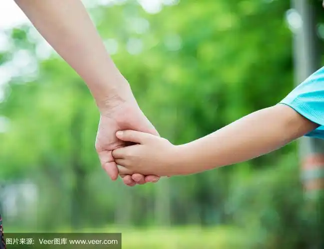 母亲和儿子牵着手