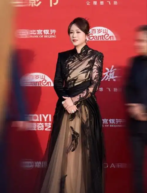 北京这一晚,林志玲惊艳亮相,关晓彤丢c位冷漠,娜然绿裙翻车