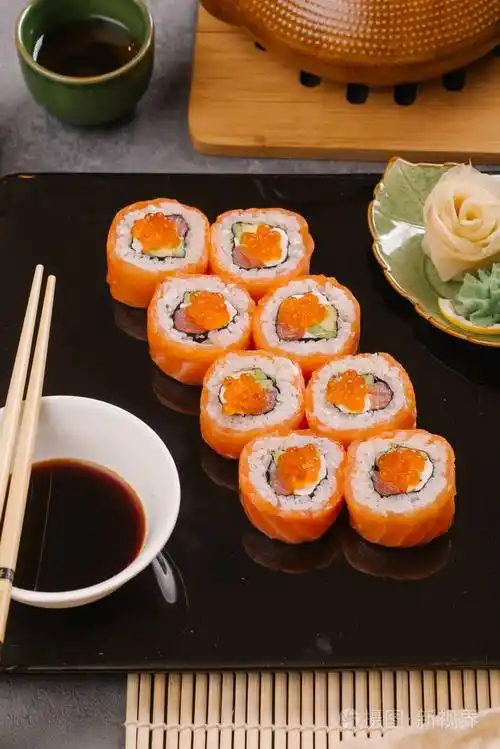 日本传统寿司卷配姜和辣芥末