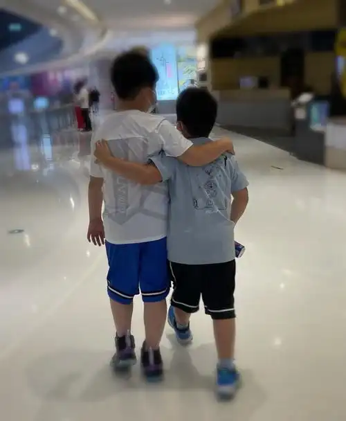 安吉小鱼儿现身录跑男胡可晒兄弟二人背影10岁安吉真的长大了