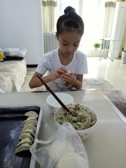 这是我第一次包饺子,暑假做了很多有趣的事,也学会了很多东西.
