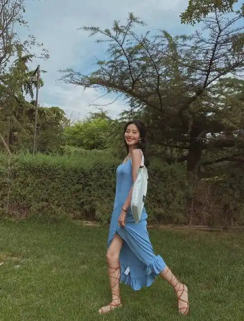 杨采钰社交平台晒美照,天蓝色吊带长裙搭罗马鞋,好一个人间宠儿_女神