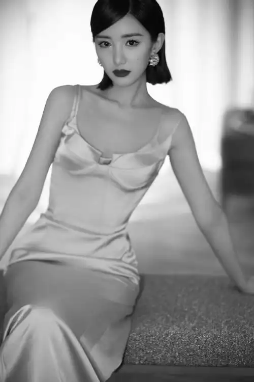 【1.1 毛晓彤】裸色长裙勾勒曼妙线条,明眸盼兮浅.