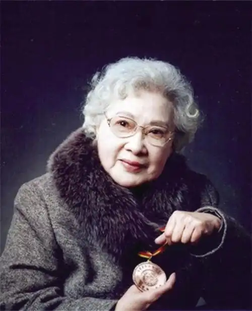 秦怡:遭影帝老公背叛独自养大智障儿,95岁给92年日本演员当配角