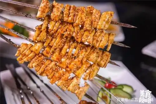 自带淡香的羊板筋被串成一串一串的 口感q弹,吃起来超级弹牙