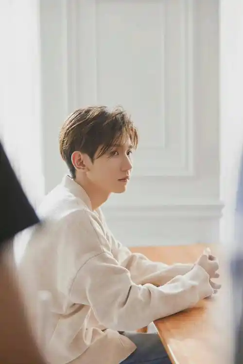 王源写真大片,米白色毛衣,温柔系吉他少年,妥妥的居家男友风_时尚