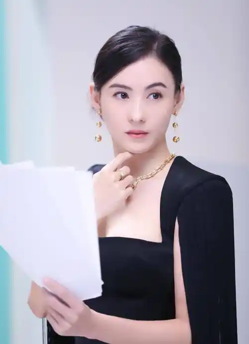 张柏芝称想为自己拼,获杨颖任贤齐等明星支持,真是为母则刚_礼服_妈妈