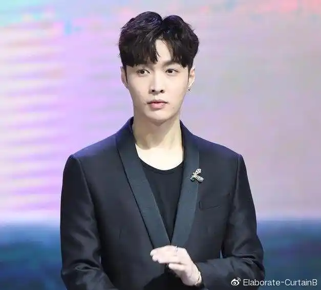 知名的娱乐新闻爆料团队"豆瓣八组"突然爆出了张艺兴和张雪迎的大瓜