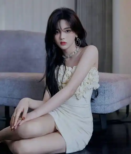 杨超越性感写真发布,这谁顶得住的魅力女神!