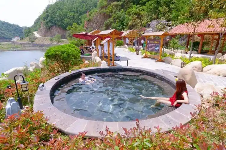 浸泡在温暖舒适的温泉池中,欣赏着周边山野秋色,让全身的每一个毛孔都