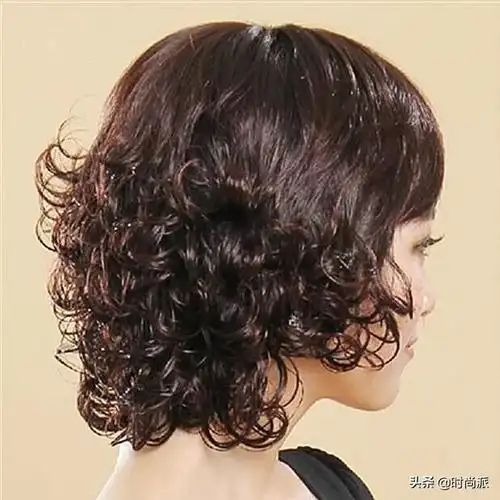 50岁的妈妈们别做离子烫了瞧这新款假发时尚发型不烫更自然