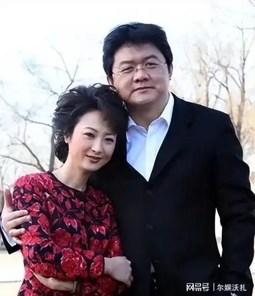 他是央视著名主持人妻子曾大闹节目现场如今夫妻恩爱让人羡慕