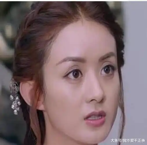 赵丽颖的技术就糙很多,不仅特别明显,还把双眼皮贴成了三眼皮,看着又