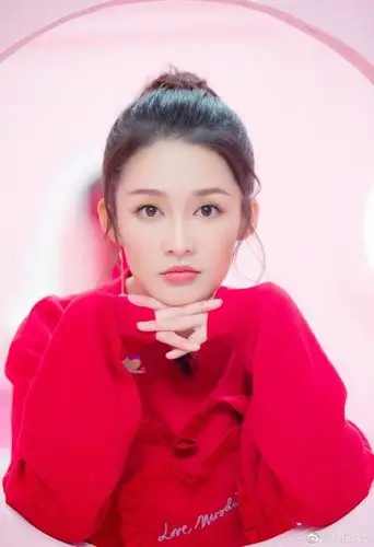 红色的李沁太美了,清新淡雅,魅力迷人,颜值完美.