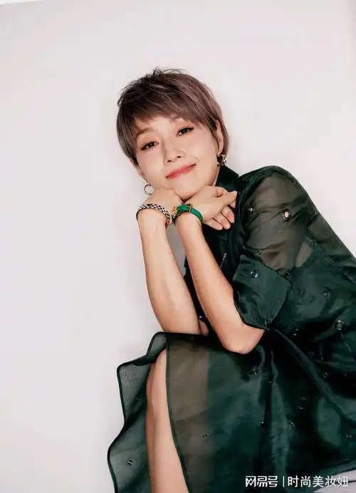 马伊琍又带火了"繁花"穿搭,染灰棕色头发 墨绿套装,复古高级|衬衫