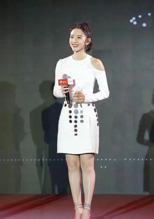 唐艺昕发胖未p图曝光腿比刘亦菲还粗