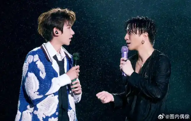 平等羡慕在场的每一位粉丝,演唱会后薛之谦晒与王源合照并配文: "