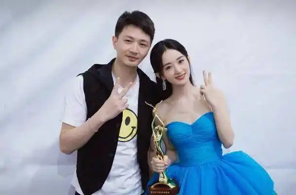 赵丽颖得奖后,深夜晒与一男子的靠肩照,和四年前一样,心疼冯绍峰_颖宝