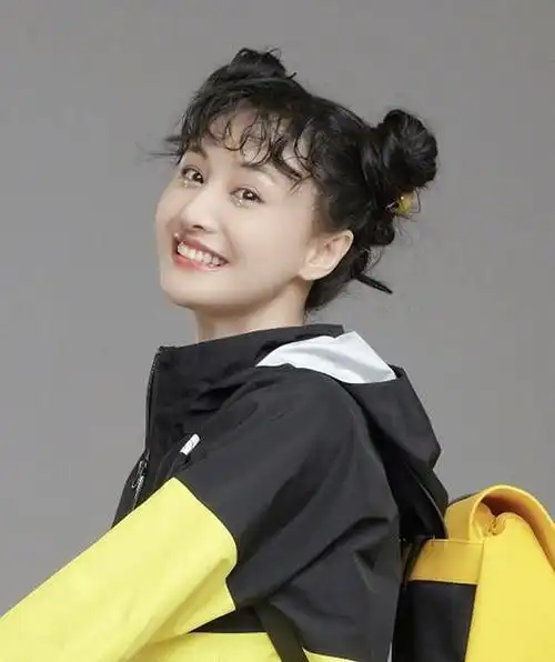 元气少女郑爽上线泡面刘海活泼可爱撞色运动装神似皮卡丘