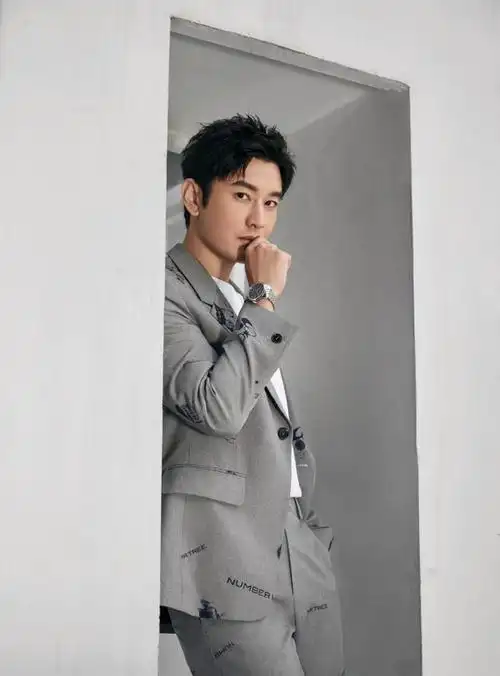 黄晓明出席直播活动西装造型绅士儒雅