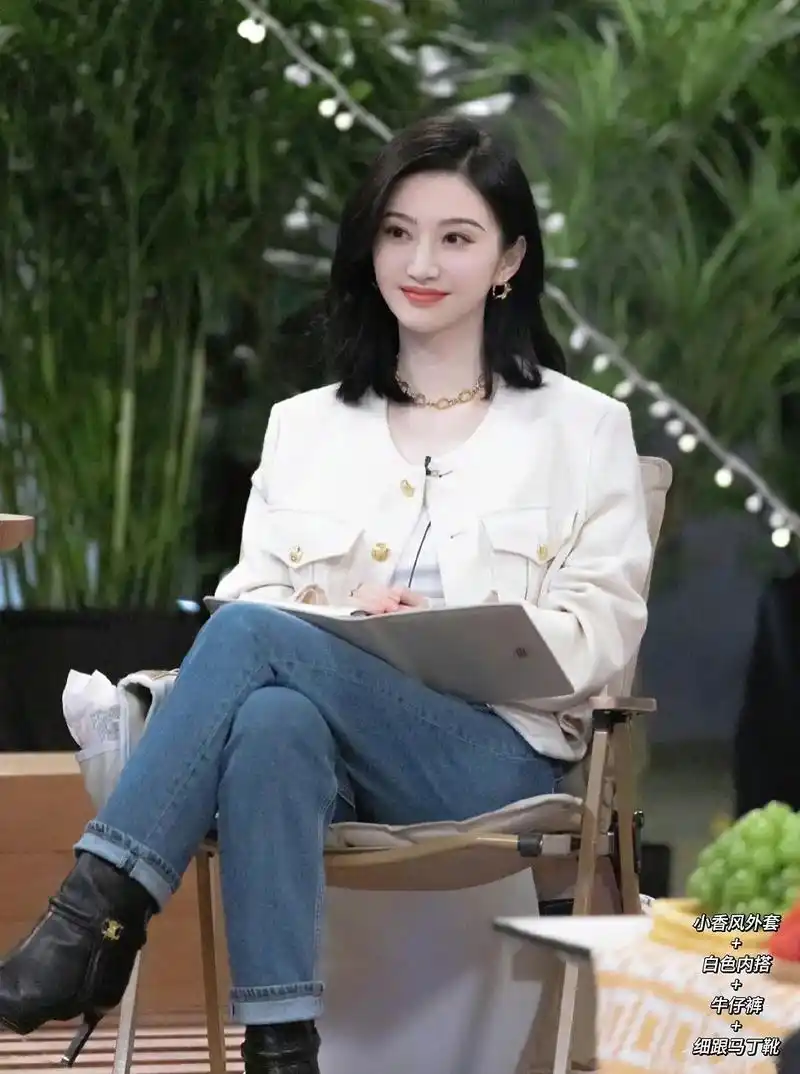 脸在江山在!我们的阿萤好甜!景甜的私服真的很贵气,很舒服 - 抖音