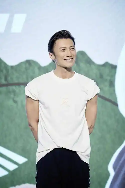 谢霆锋工作look,「锋」行南京,自在随「锋」_fansclub_微信_公众