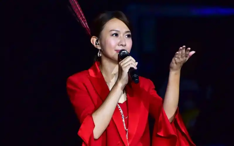 卓依婷演唱会现场谈及翻唱