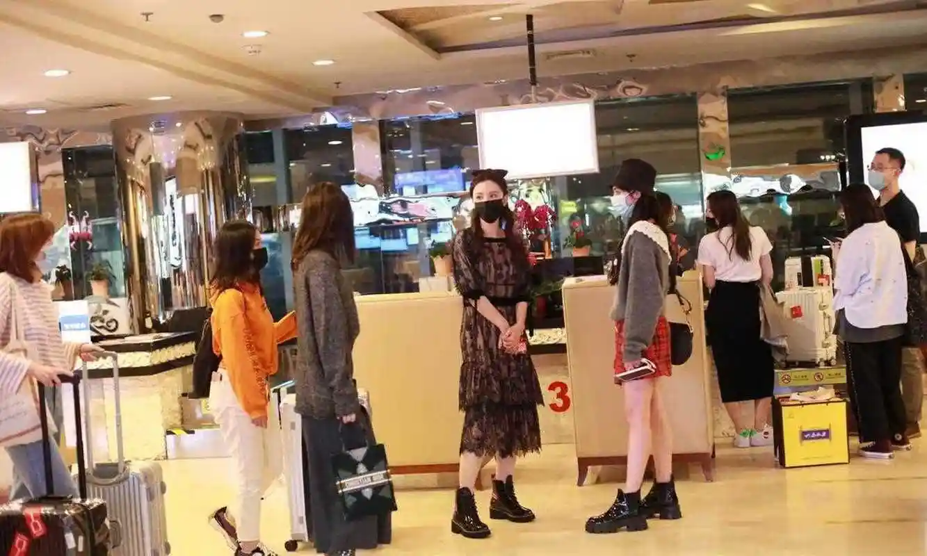 28日孟美岐,麦迪娜,张萌同框现身机场.