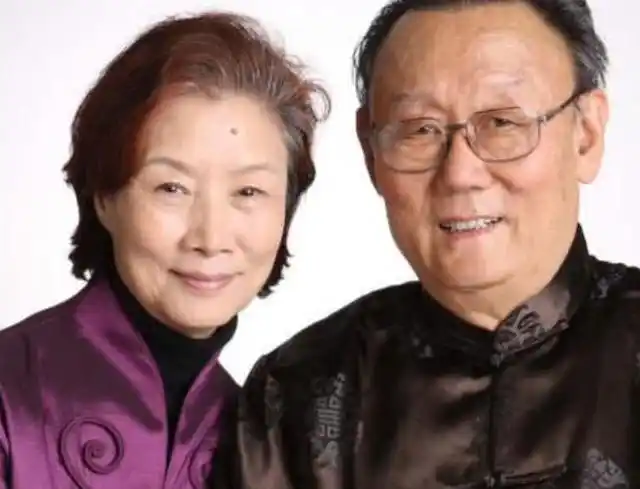 老戏骨吕中家庭非常幸福现在女儿是国人骄傲