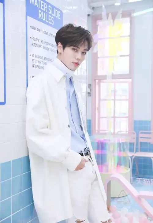 林彦俊白衣俊朗写真图片