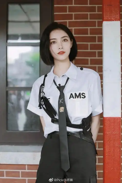 许佳琪好适合短发,但是精修图感觉修的有点过,有点不像她了