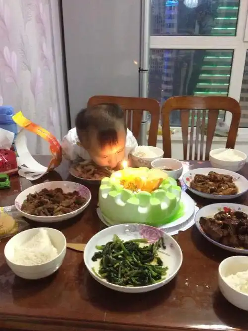这是我两岁的生日照片,妈妈给我做了好多好吃的菜!