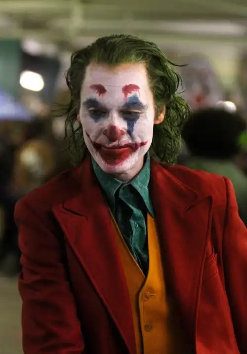 杰昆菲尼克斯带妆现身小丑片场