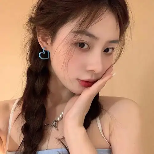 招桃花的女生可爱头像