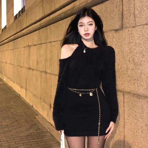 轻奢女装设计感小众气质露肩针织连衣裙女秋冬季高级感黑色打底裙