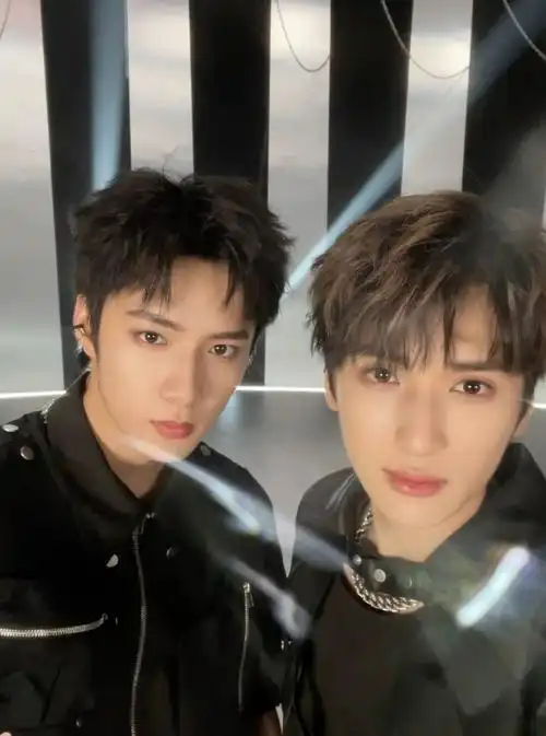 严浩翔晒合照祝刘耀文成年