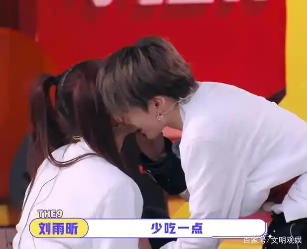 虞书欣"网"住刘雨昕,谁留意两个人的悄悄话?这对cp我锁了