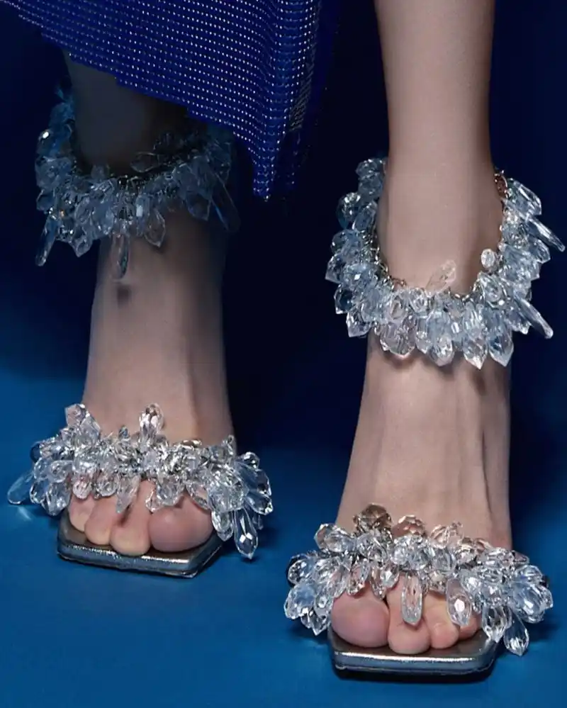 【赵露思】90:银色水晶吊坠一字带包后跟高跟凉鞋