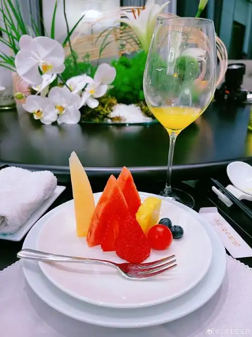 来自37哉的杭州新侨饭店,130年的苏州南园宾馆,72年的绍兴咸亨酒店三