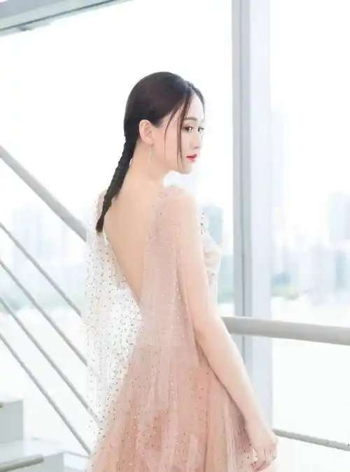 原创45岁林志玲撞上40岁陈乔恩这中间的差距一目了然