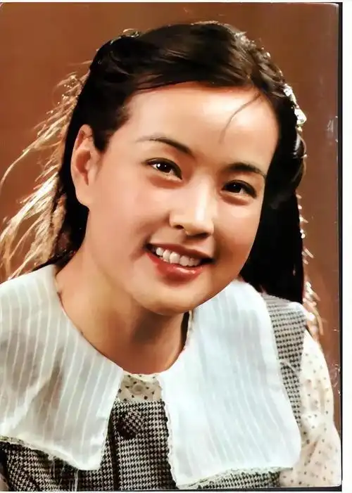 刘晓庆1952年出生在重庆,她11岁就考入四川音乐学院附中.