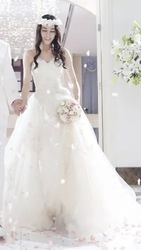 迪丽热巴众多婚纱造型