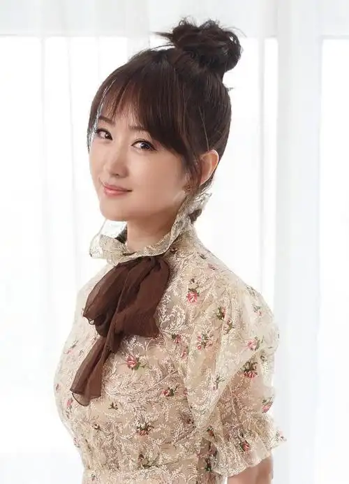 杨钰莹不是装嫩是真嫩一袭碎花裙甜美可人配丸子头哪像有48岁