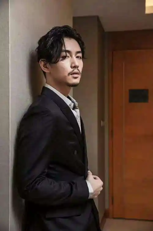 胡须长下巴脸型(长下巴胡子就长不高了吗)